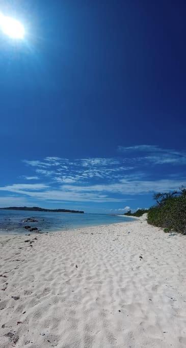 Des Amis Sur La Plage. Villa Grand Baie