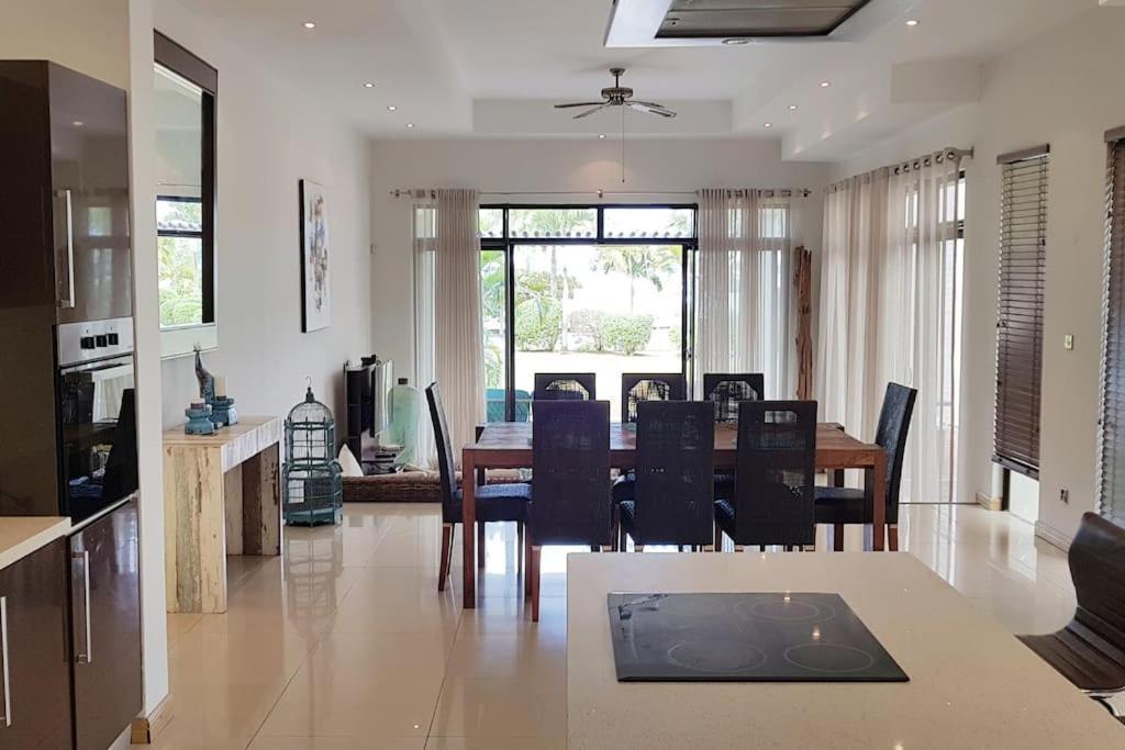 Villa Des Amis Sur La Plage.