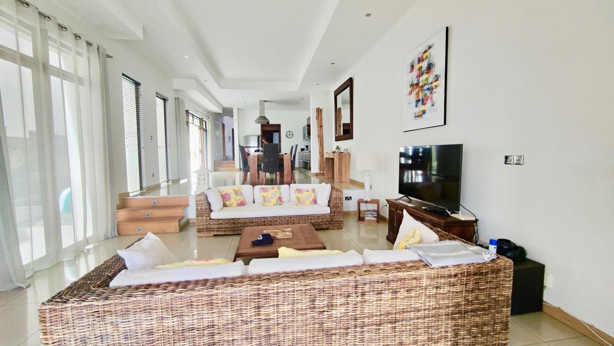 Des Amis Sur La Plage. Villa
